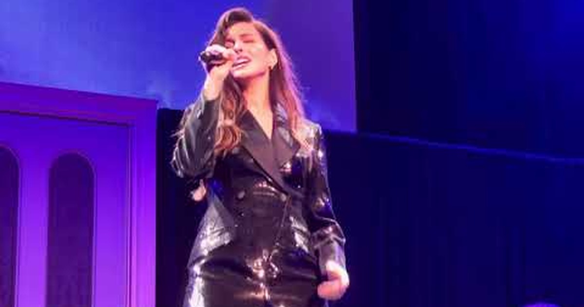 Anne Hathaway singing Queen cover