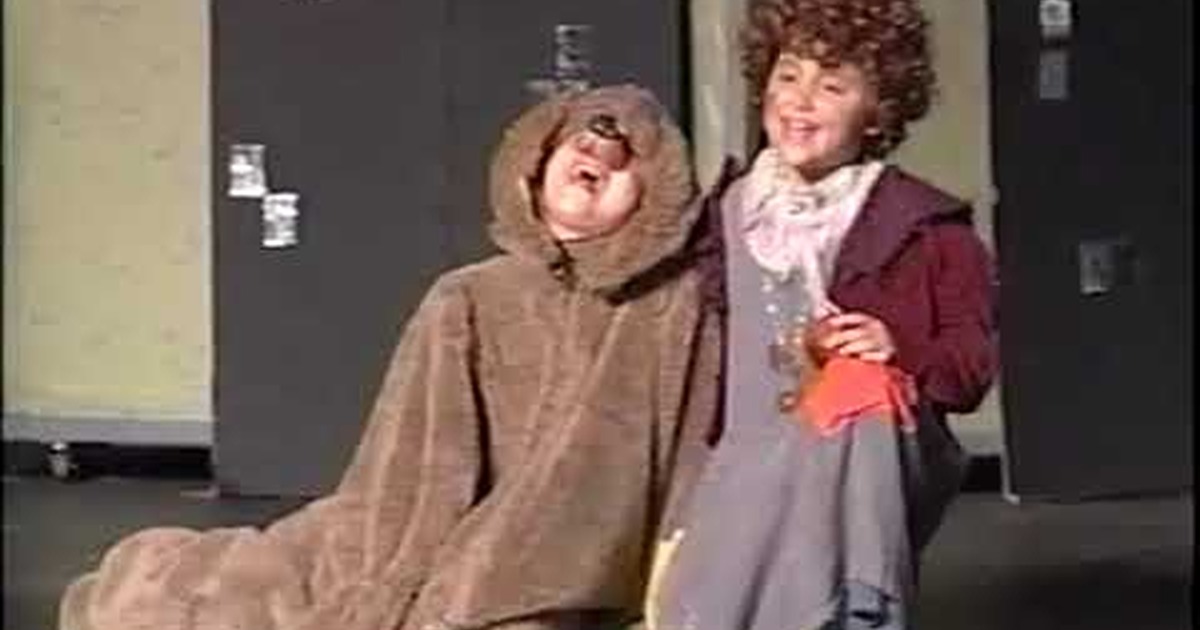 Ariana Grande 8 years old performing