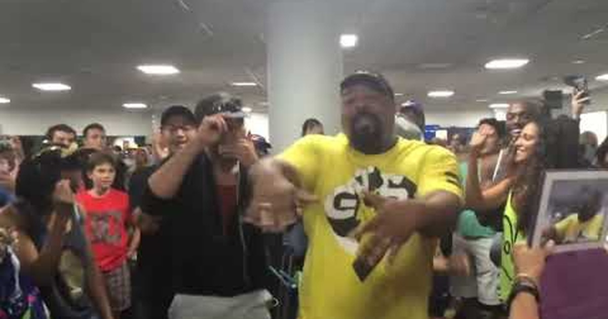 broadway performers at NY airport singing