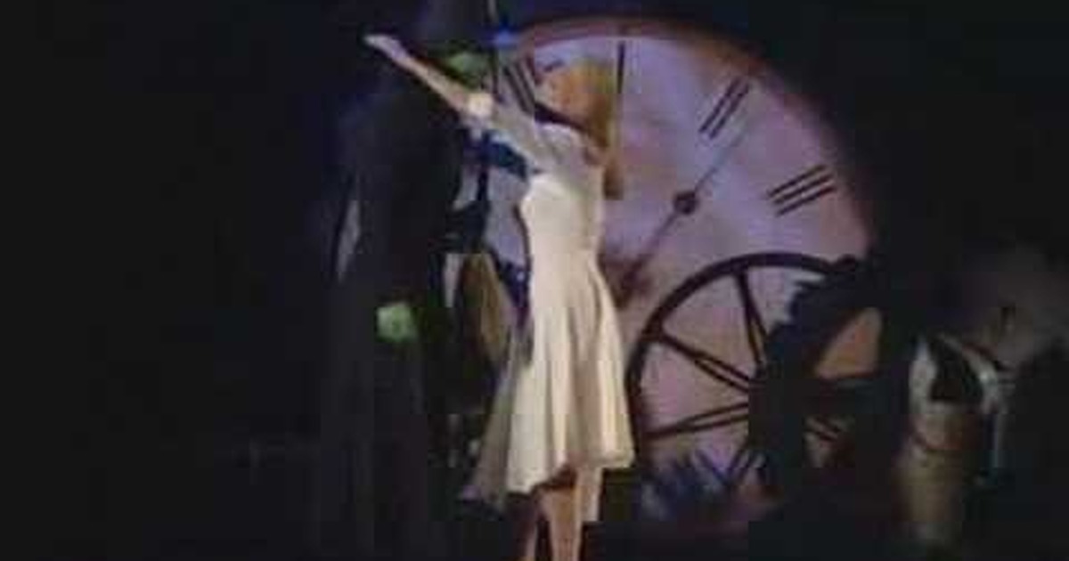 Wicked cast sings Defying Gravity